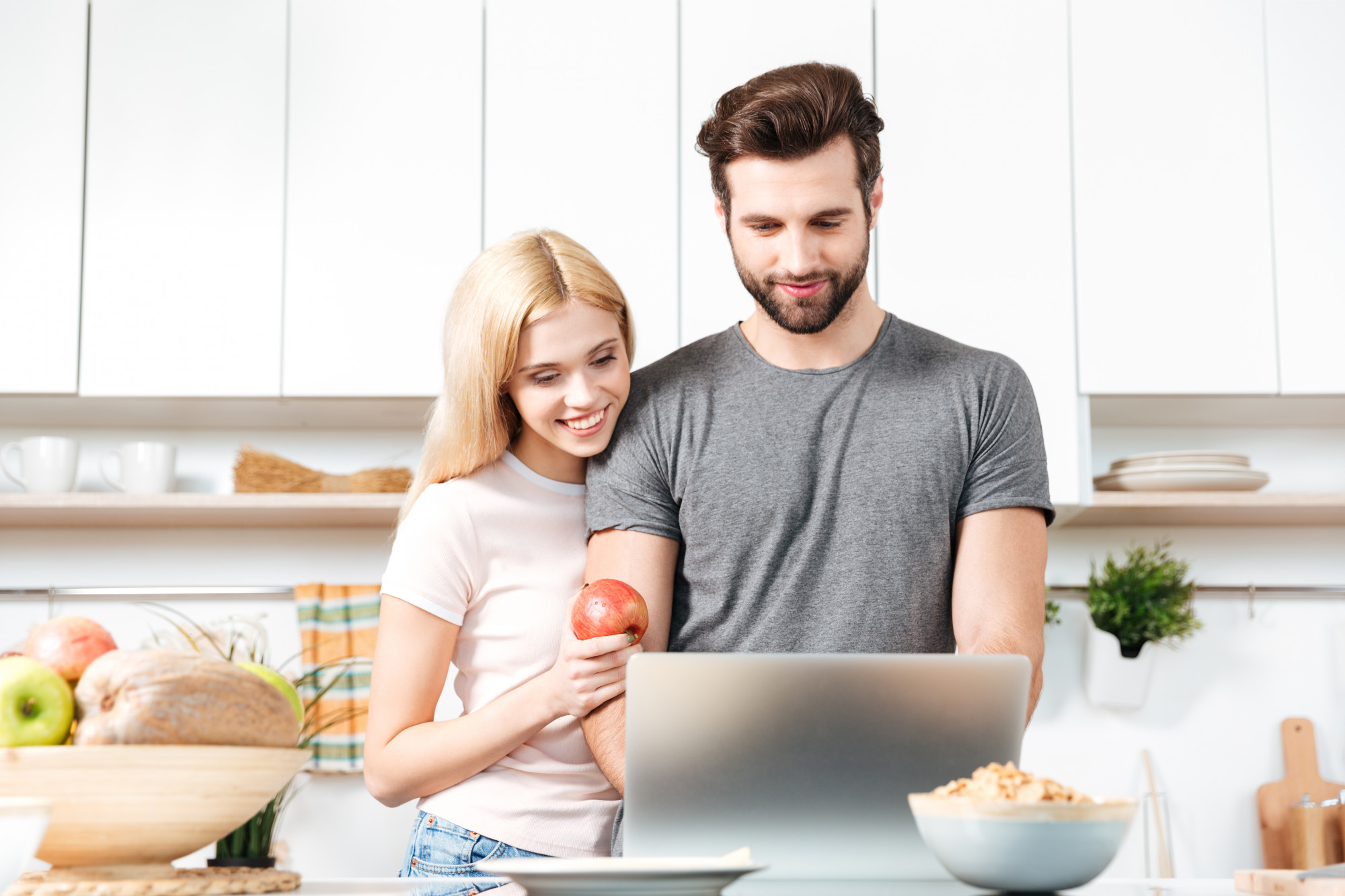 Coppia che cucina insieme in uno spazio elegante
